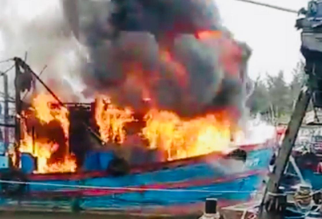 Tàu cá đang neo đậu bất ngờ bốc cháy Tàu cá đang neo đậu bất ngờ bốc cháy