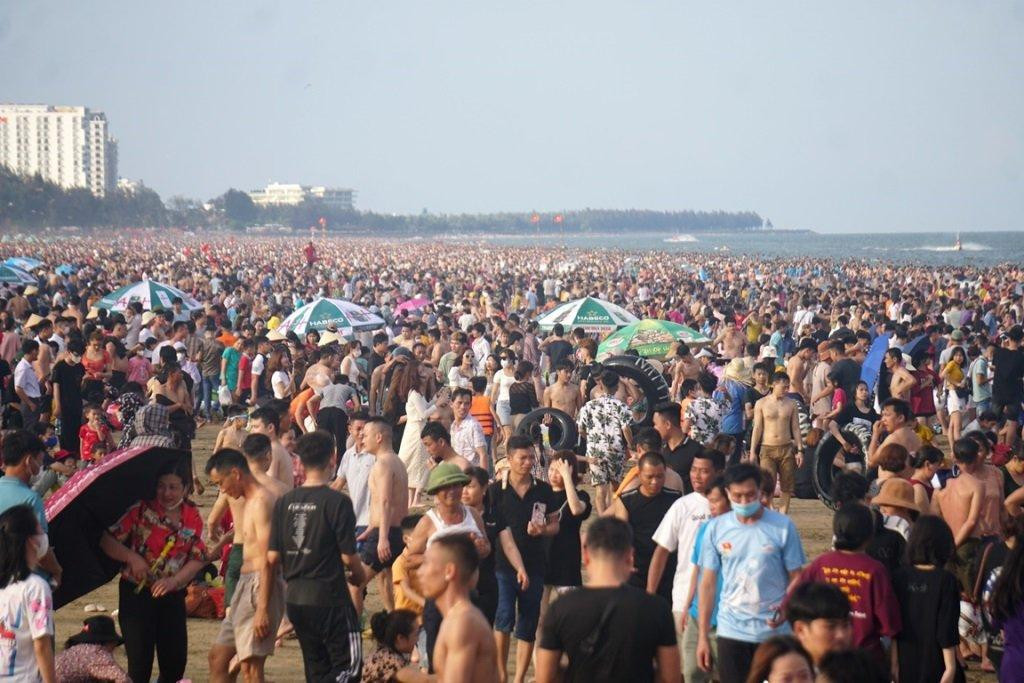 "Biển người" tại bãi biển Sầm Sơn chiều ngày 30/4