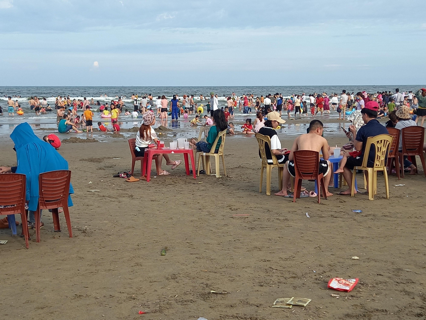 Du khách đến tắm biển, vui chơi tại bãi biển Tiên Trang