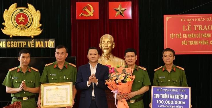 Chủ tịch UBND tỉnh Thanh Hoá Đỗ Minh Tuấn trao thưởng cho Phòng CSĐT tội phạm về ma tuý Công an tỉnh Chủ tịch UBND tỉnh Thanh Hoá Đỗ Minh Tuấn trao thưởng cho Phòng CSĐT tội phạm về ma tuý Công an tỉnh