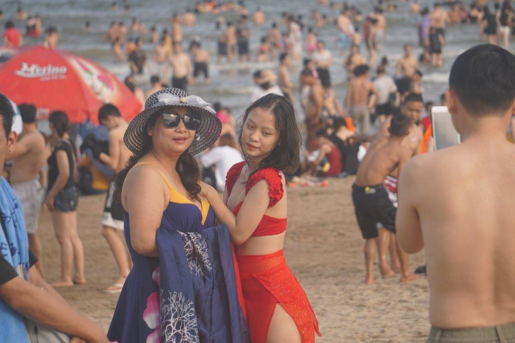 Du khách chụp ảnh lưu niệm