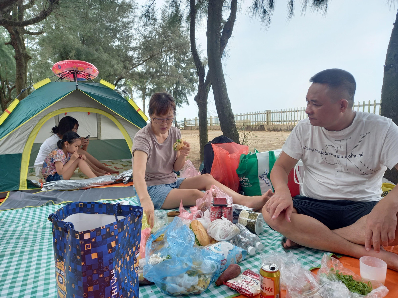 Khu du lịch biển Tiên Trang có hệ thống bãi cỏ, cây phi lao kéo dài sát biển là lựa chọn cho nhiều gia đình vui chơi, tắm biển, cắm trại