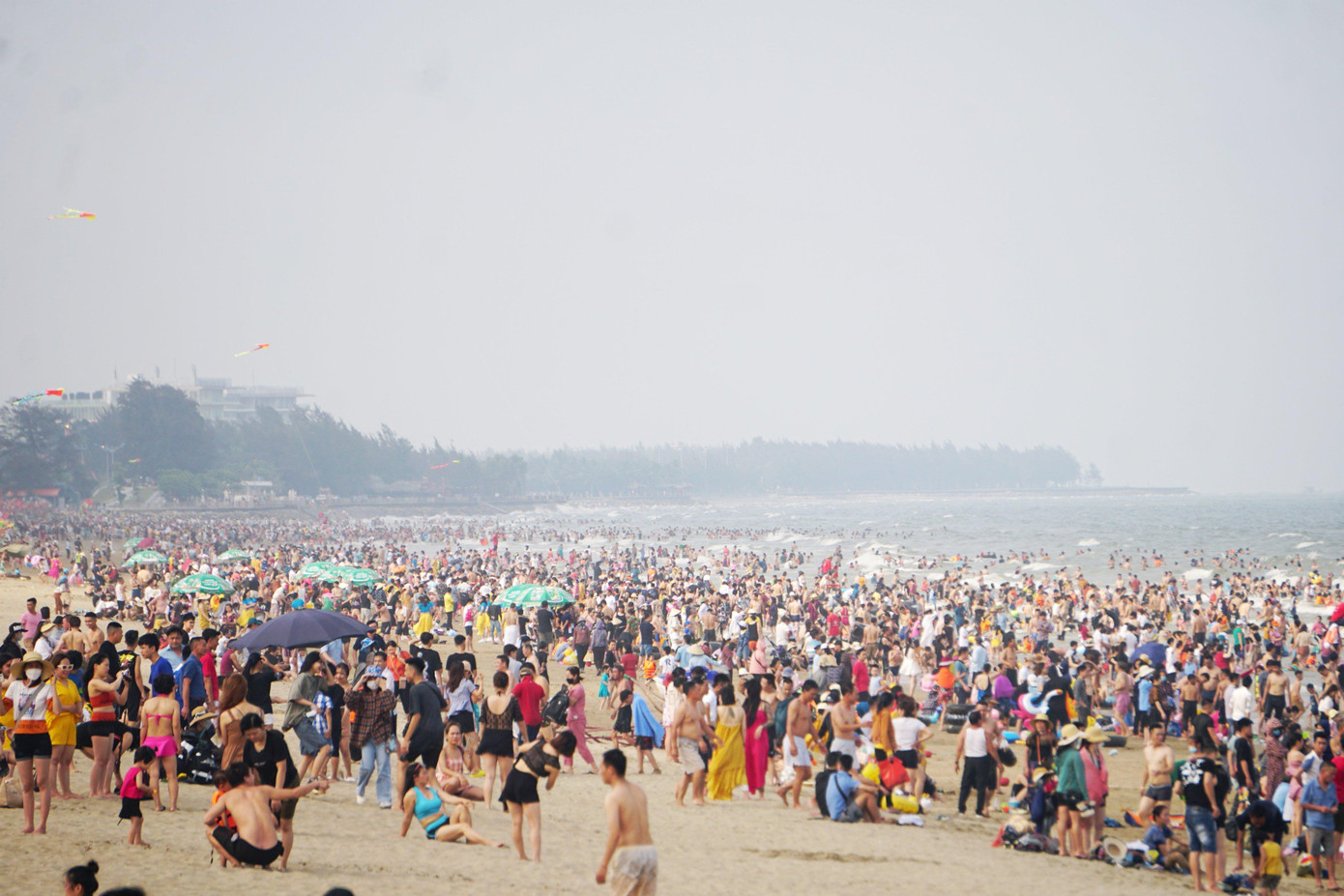 Mới đầu mùa du lịch năm 2022, nhưng đông đảo du khách đã đến với biển Sầm Sơn