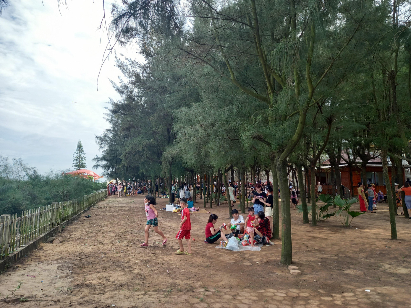 Cách Sầm Sơn khoảng vài km về phía Nam, bãi biển Tiên Trang (huyện Quảng Xương) cũng thu hút nhiều du khách xa, gần về nghỉ ngơi, tắm biển.