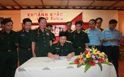 Thượng tướng Ngô Xuân Lịch ghi cảm tưởng tại triển lãm