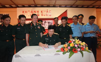 Thượng tướng Ngô Xuân Lịch ghi cảm tưởng tại triển lãm