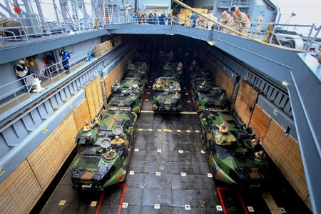 Xe đổ bộ lưỡng thê chờ xuất kích trong cuộc tập trận đổ bộ chiếm đảo giữa liên quân Mỹ-Nhật tại Mỹ tháng 6/2013 vừa qua
