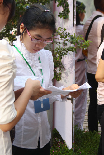 Một số bạn đang đọc lại thông tin về các đại biểu