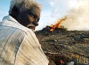 Người dân các nước bị thiên tai chờ đợi hàng cứu trợ ảnh 8