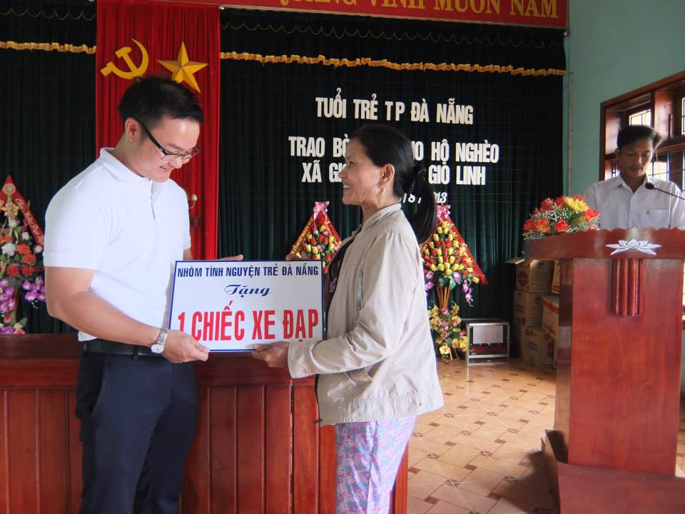 Ông Trần Đình Quốc Khương trao quà tặng cho bà con. Ông Hoàng Đình Quốc Khương trao quà tặng cho bà con