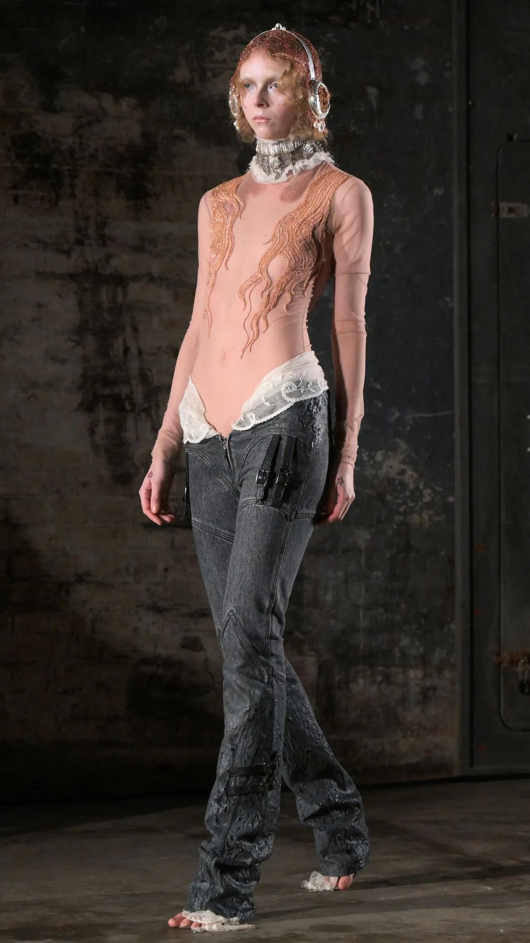 Mẫu quần cạp trễ do Dilara Findikoğlu thiết kế. Ảnh: Getty Images. Mẫu quần cạp trễ do Dilara Findikoğlu thiết kế. Ảnh: Getty Images.