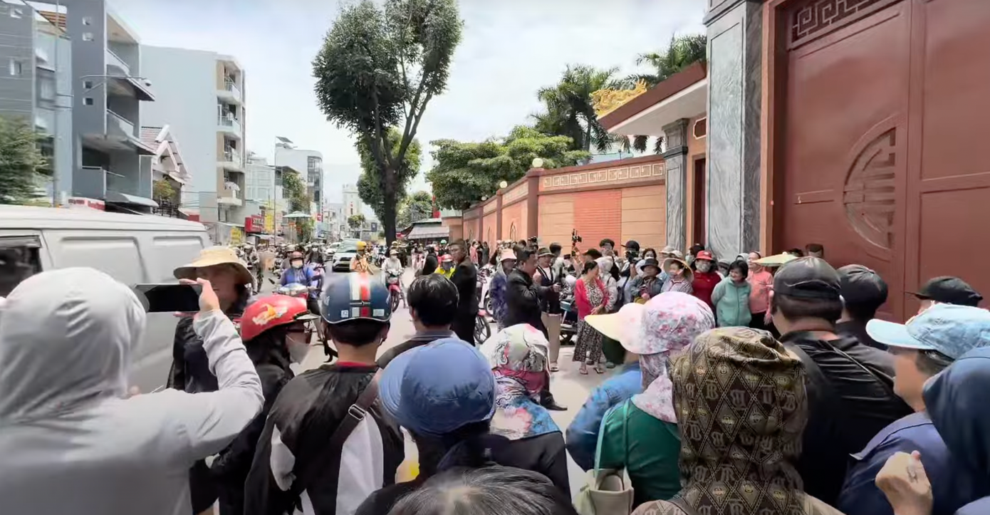 Sáng 9/3, cổng nhà tang lễ quốc gia phía Nam được vây kín bởi đám đông. Ngoài những người hiếu kỳ và TikToker, YouTuber livestream, không ít khán giả thực sự yêu mến Quý Bình đến tiễn đưa anh đoạn đường cuối cùng.