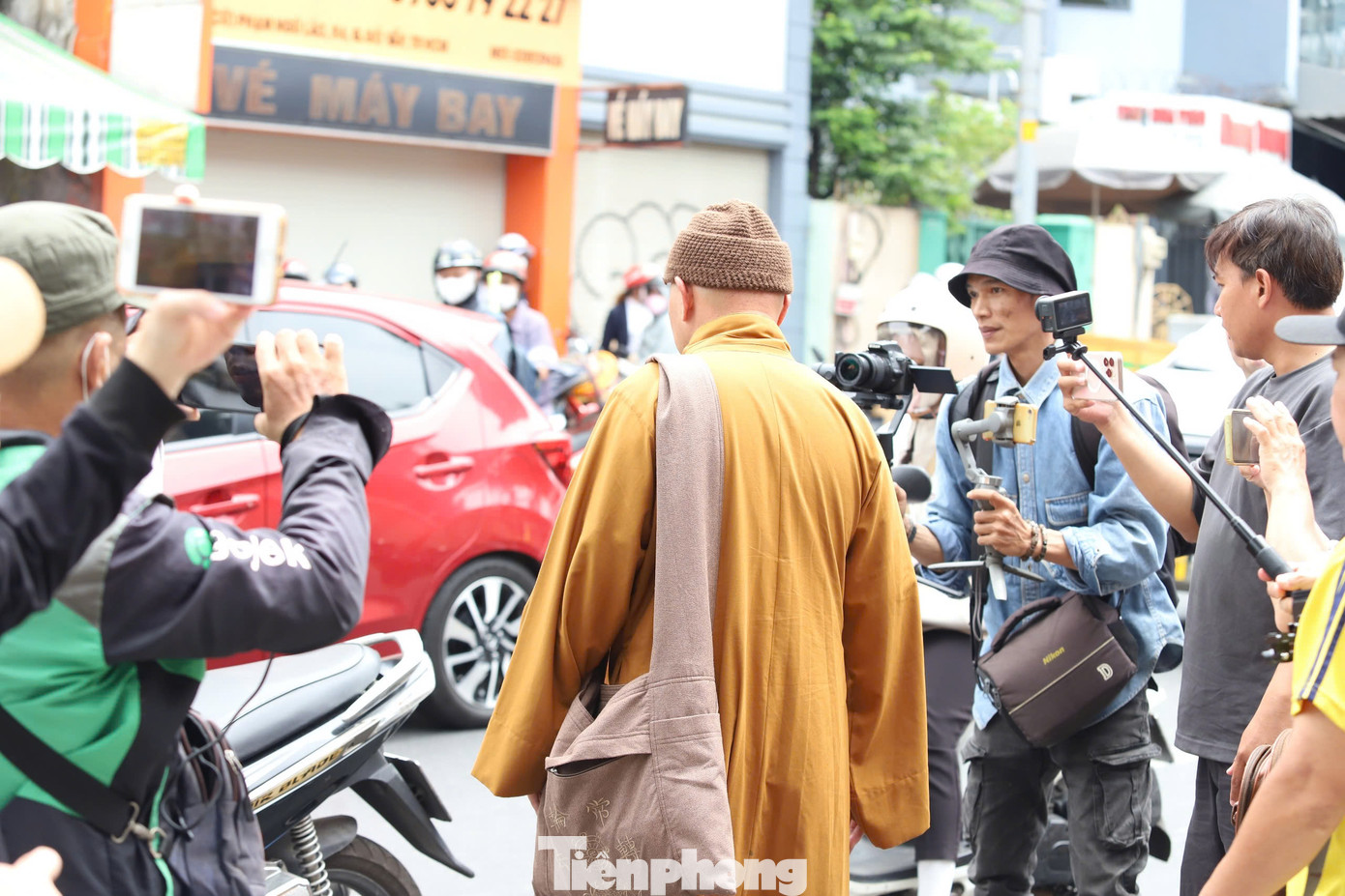 Khi có khách viếng hoặc nghệ sĩ đến tiễn biệt Quý Bình lần cuối, nhân viên an ninh chỉ có thể mở hé cổng, vừa đủ để người đó vào. Khán giả và người hâm mộ cũng có thể đăng ký vào viếng, nhưng phải tuân thủ quy định của tang lễ, nếu không sẽ bị mời ra ngoài.