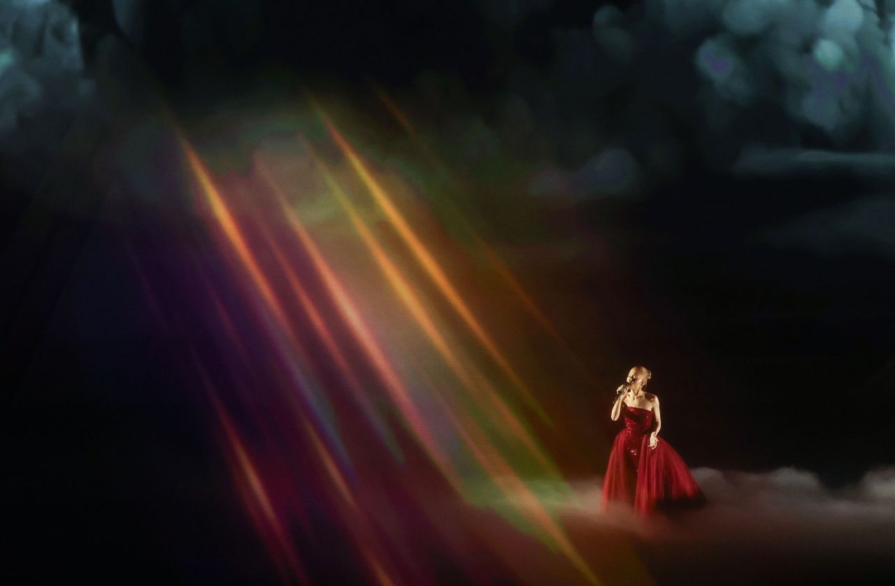 Ariana Grande hát mở màn lễ trao giải. Cô cũng tham gia sự kiện với tư cách người được đề cử. Ảnh: CNN.