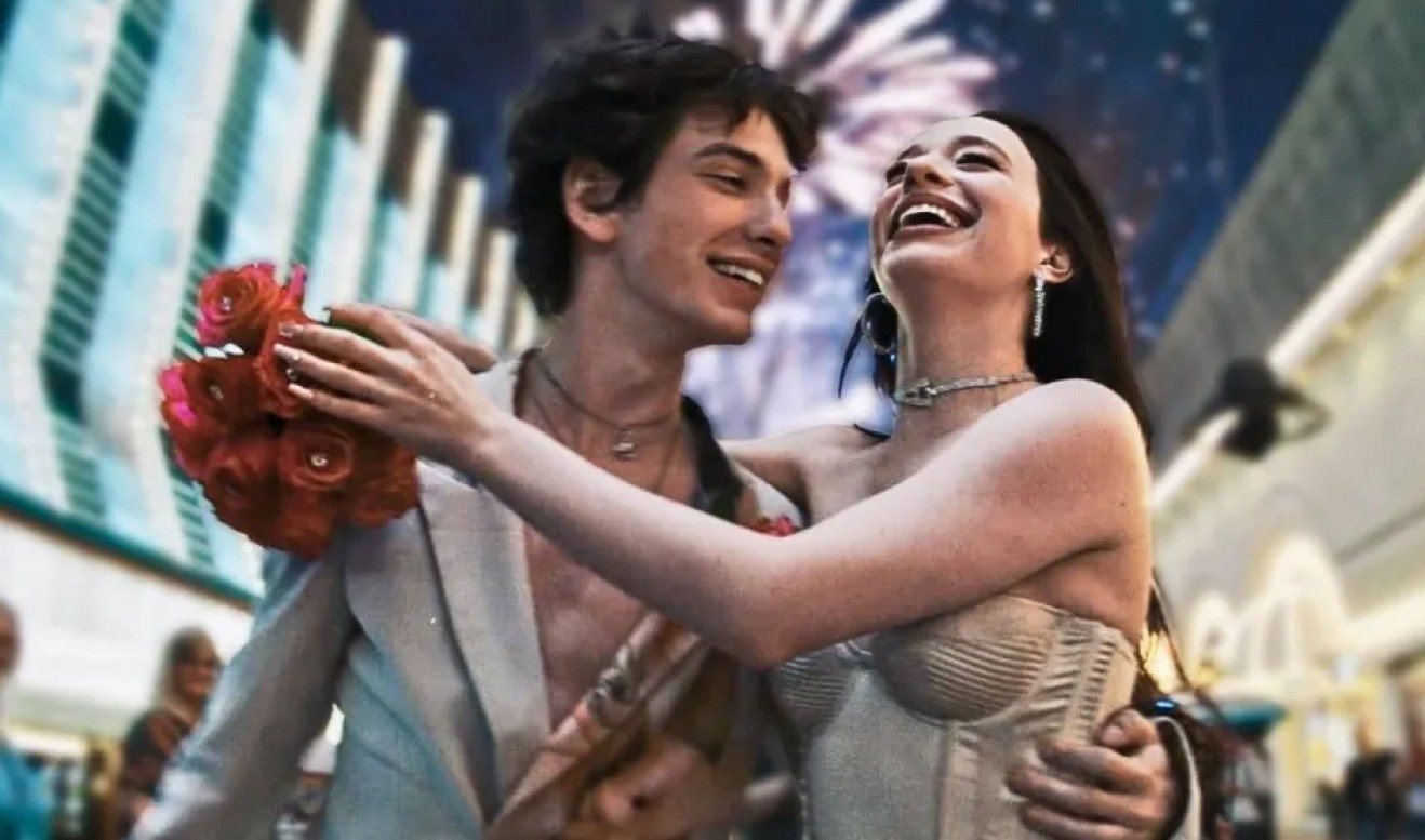 Anora kể về chuyện tình Lọ Lem - hoàng tử theo cách thực tế và khốc liệt.