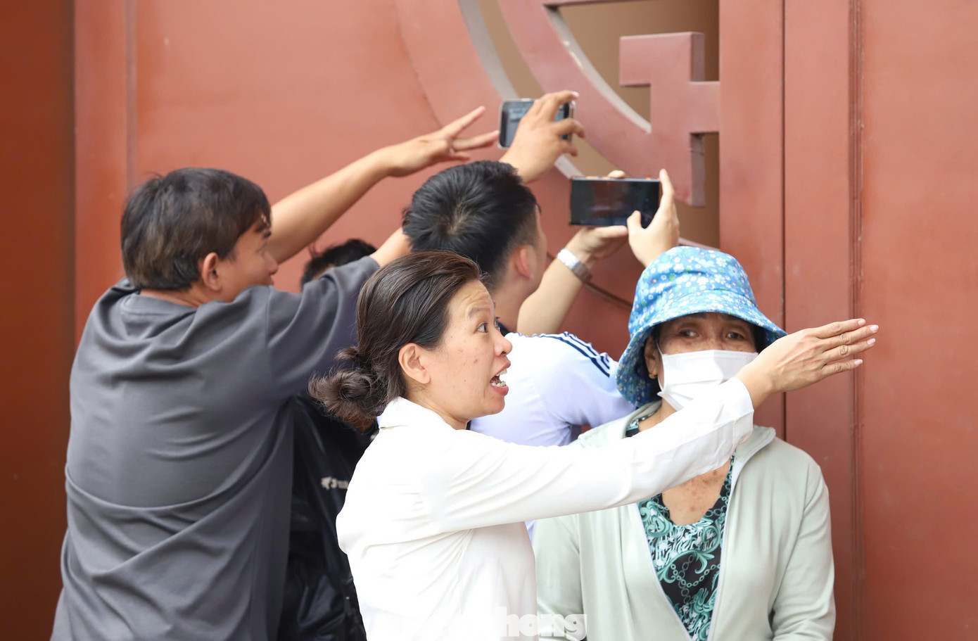 Những hình ảnh này gây bức xúc trong dư luận. Mọi người chỉ trích hành vi câu view trên nỗi đau của người khác là thiếu văn minh, vô cảm, không tôn trọng cả người đã khuất lẫn gia quyến. Khán giả bình luận: &quot;Người ta đặt biển cấm quay phim, chụp hình, livestream ngay vị trí dễ thấy, nhưng nhiều người giống như không có mắt. Họ không có sự tôn trọng nào cho Quý Bình hay gia đình anh. Đáng buồn cho thời đại câu view, câu like quá&quot;, &quot;Đúng thật là phiền hà&quot;, &quot;Nhiều người ý thức quá kém&quot;, &quot;Xin hãy hành xử văn minh hơn để người đã khuất được yên nghỉ&quot;...