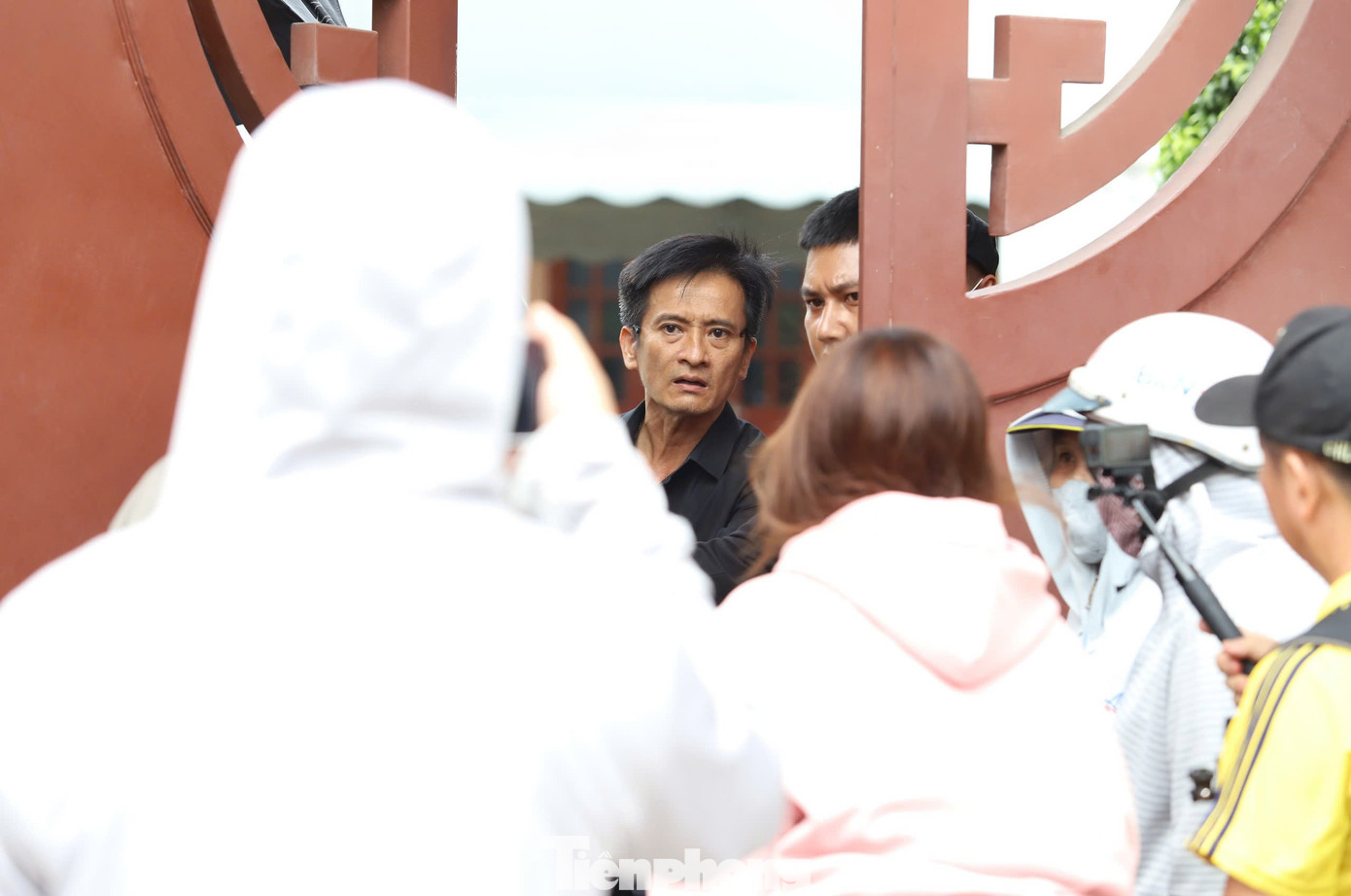 Khi có khách viếng hoặc nghệ sĩ đến tiễn biệt Quý Bình lần cuối, nhân viên an ninh chỉ có thể mở hé cổng, vừa đủ để người đó vào. Khán giả và người hâm mộ cũng có thể đăng ký vào viếng, nhưng phải tuân thủ quy định của tang lễ, nếu không sẽ bị mời ra ngoài.