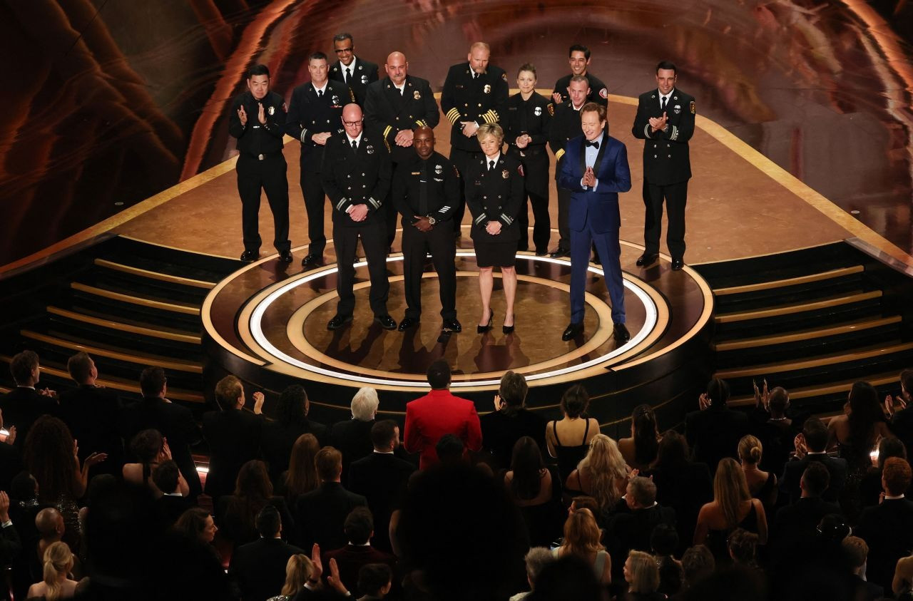 Oscar tôn vinh lính cứu hỏa Los Angeles. Ảnh: CNN.