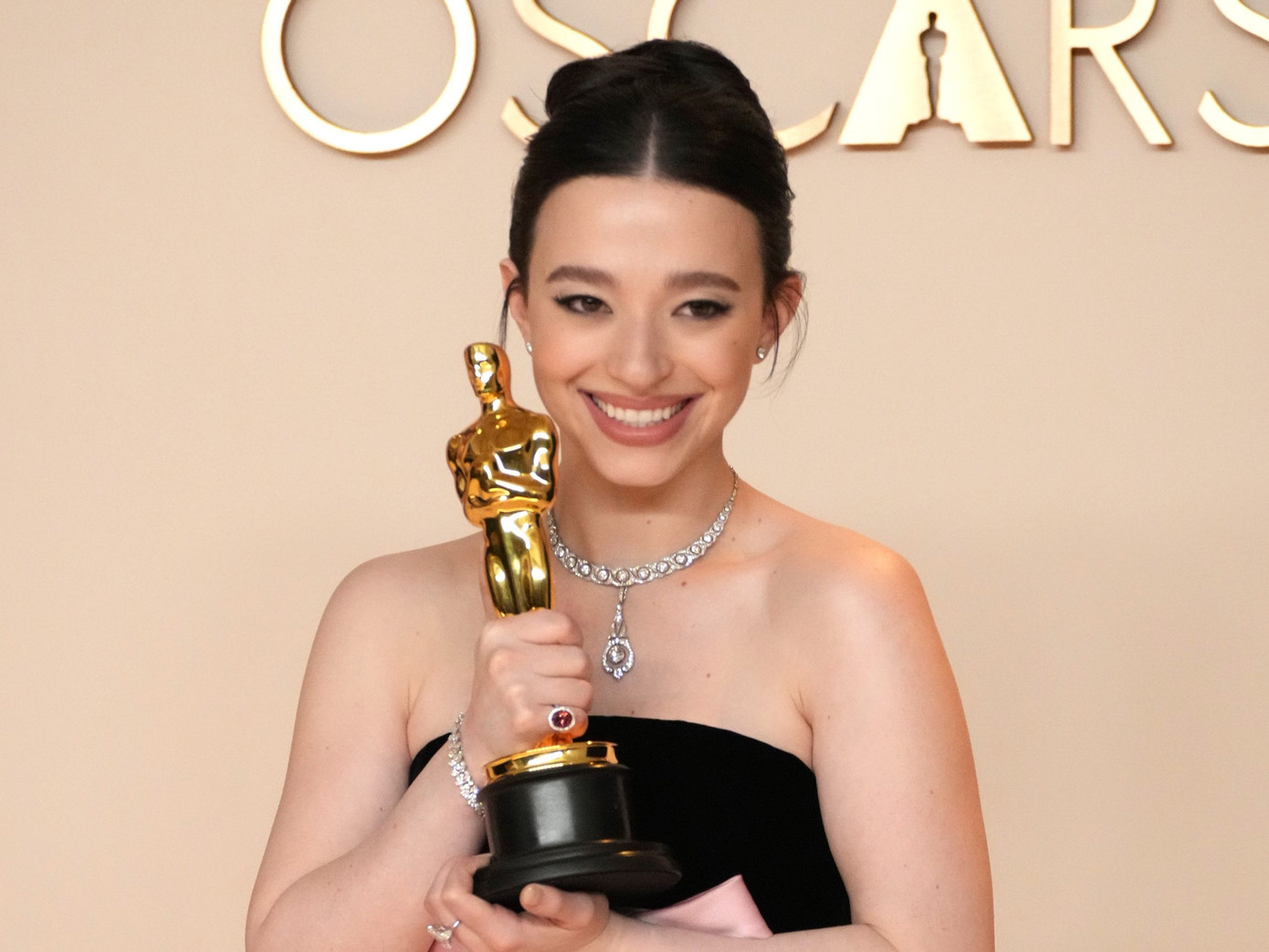 Mikey Madison có tượng vàng Oscar đầu tiên trong sự nghiệp ở tuổi 26. Ảnh: FilmMagic. Mikey Madison có tượng vàng Oscar đầu tiên trong sự nghiệp ở tuổi 26. Ảnh: FilmMagic.