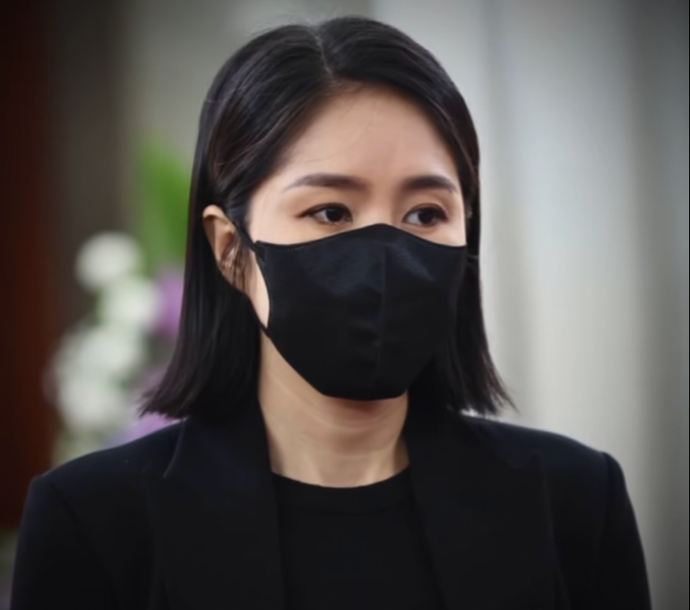 Lê Phương, Minh Hằng và Vân Trang không kìm được nước mắt khi đến tiễn đưa Quý Bình vào ngày 8/3. Cả ba đều từng hợp tác với nam diễn viên quá cố trong các dự án phim, trong đó Lê Phương có 8 năm yêu Quý Bình, từ thời sinh viên.