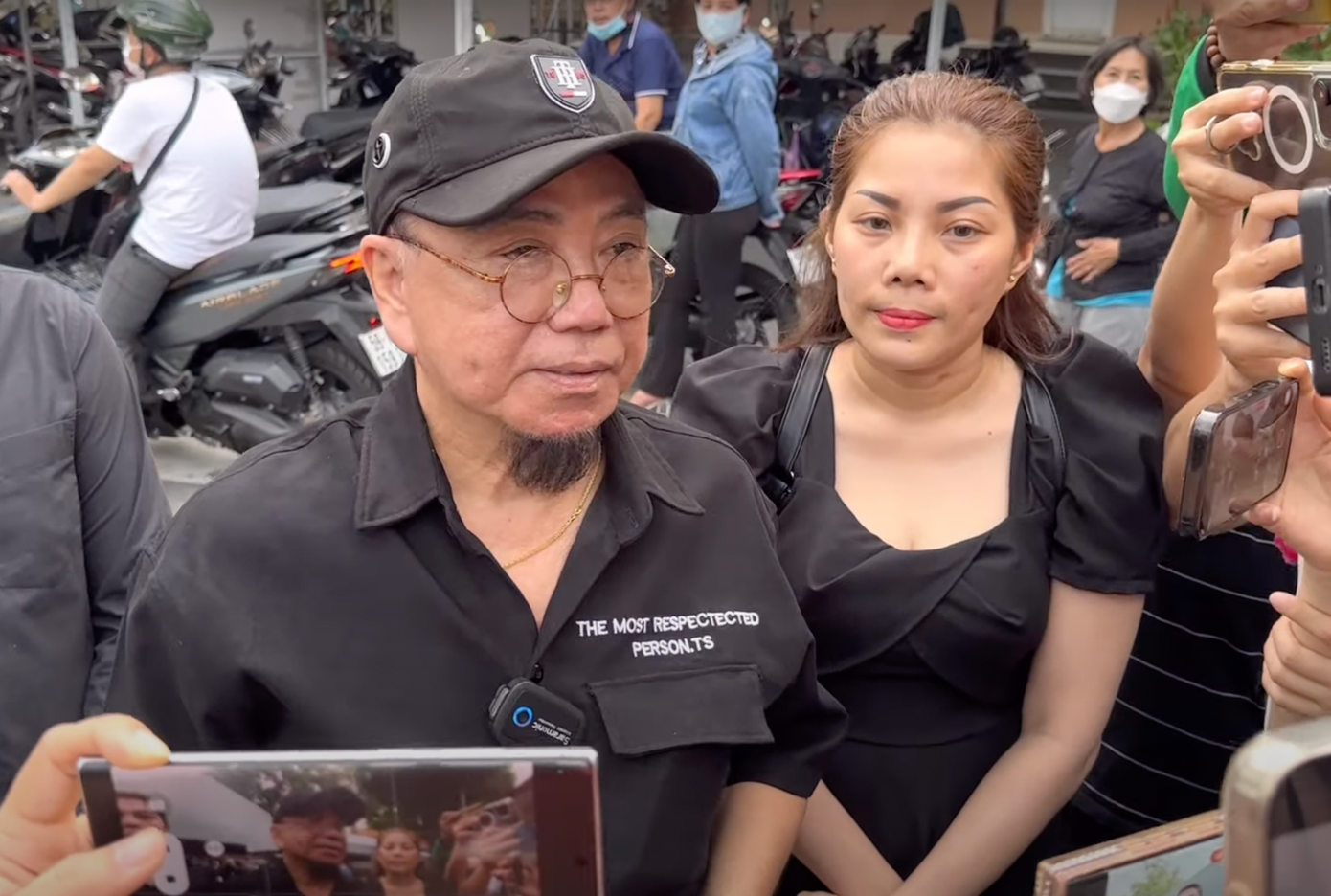 Nghệ sĩ Hồng Tơ cho biết sự ra đi của Quý Bình là đáng tiếc, vì một ngôi sao đang tỏa sáng trên bầu trời nghệ thuật lại vụt tắt quá sớm. Anh mong Quý Bình an nghỉ nơi chín suối.