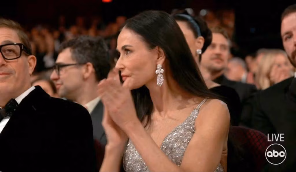 Demi Moore được cho là lộ vẻ mặt thất vọng khi Mikey Madison thắng giải Nữ diễn viên chính xuất sắc. Ảnh: Reuters/ABC.