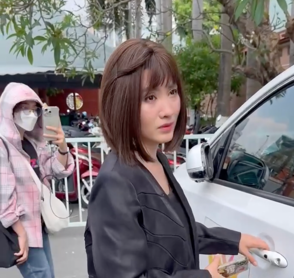 Diễn viên Nguyệt Ánh lộ vẻ bơ phờ và đôi mắt sưng đỏ sau khi vào viếng người anh, người đồng nghiệp mà cô yêu mến.