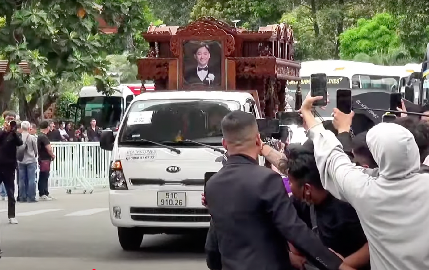 Đầu giờ chiều 9/3, cánh cửa đóng kín của Nhà tang lễ quốc gia phía Nam (quận Gò Vấp, TPHCM) được mở rộng để đoàn xe tiễn đưa NSƯT Quý Bình về nơi an nghỉ cuối cùng di chuyển ra ngoài. Trước đó, gia đình thông báo lễ truy điệu diễn ra vào 13h ngày 9/3 và lễ động quan được thực hiện vào 13h30 cùng ngày.