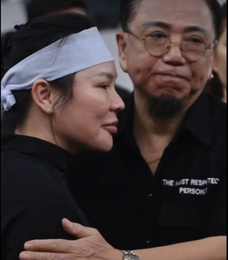 Vợ Quý Bình được nghệ sĩ động viên trong tang lễ. Cư dân mạng xót xa trước vẻ tiều tụy của Ngọc Tiền. Nhiều người cho rằng cộng đồng mạng nợ nữ doanh nhân một lời xin lỗi vì trước đó nghi ngờ cô bỏ rơi Quý Bình khi anh lâm vào tình cảnh khó khăn. Tuy nhiên, Ngọc Tiền chính là người đồng hành cùng Quý Bình trong suốt 5 năm chống chọi với bạo bệnh, vẫn chấp nhận làm vợ và sinh con cho nam diễn viên dù biết tình trạng của anh.