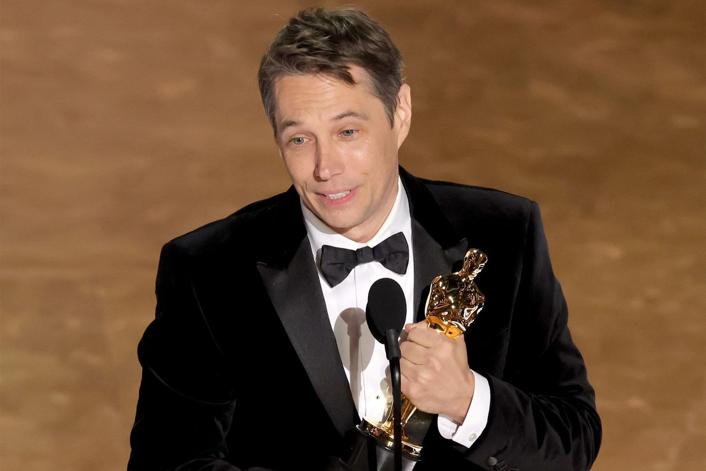 Sean Baker liên tục lên sân khấu nhận giải. Ảnh: Getty Images.