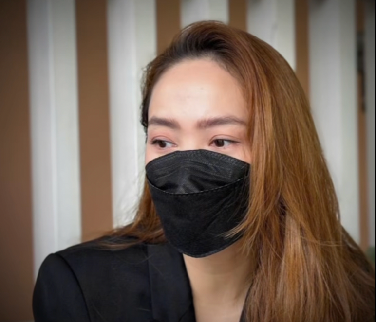 Lê Phương, Minh Hằng và Vân Trang không kìm được nước mắt khi đến tiễn đưa Quý Bình vào ngày 8/3. Cả ba đều từng hợp tác với nam diễn viên quá cố trong các dự án phim, trong đó Lê Phương có 8 năm yêu Quý Bình, từ thời sinh viên.