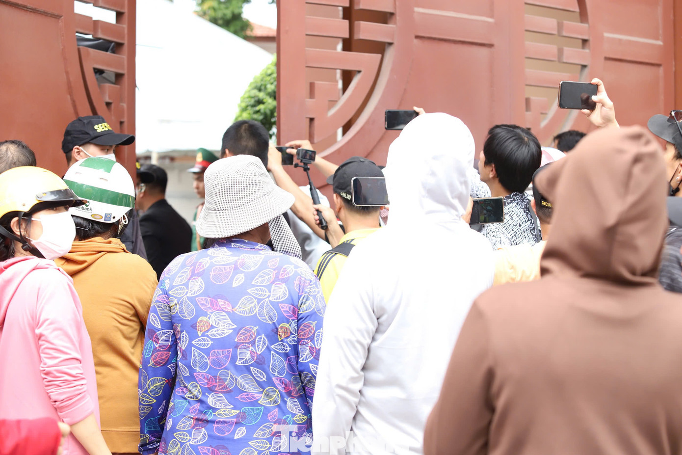 Khi có khách viếng hoặc nghệ sĩ đến tiễn biệt Quý Bình lần cuối, nhân viên an ninh chỉ có thể mở hé cổng, vừa đủ để người đó vào. Khán giả và người hâm mộ cũng có thể đăng ký vào viếng, nhưng phải tuân thủ quy định của tang lễ, nếu không sẽ bị mời ra ngoài.