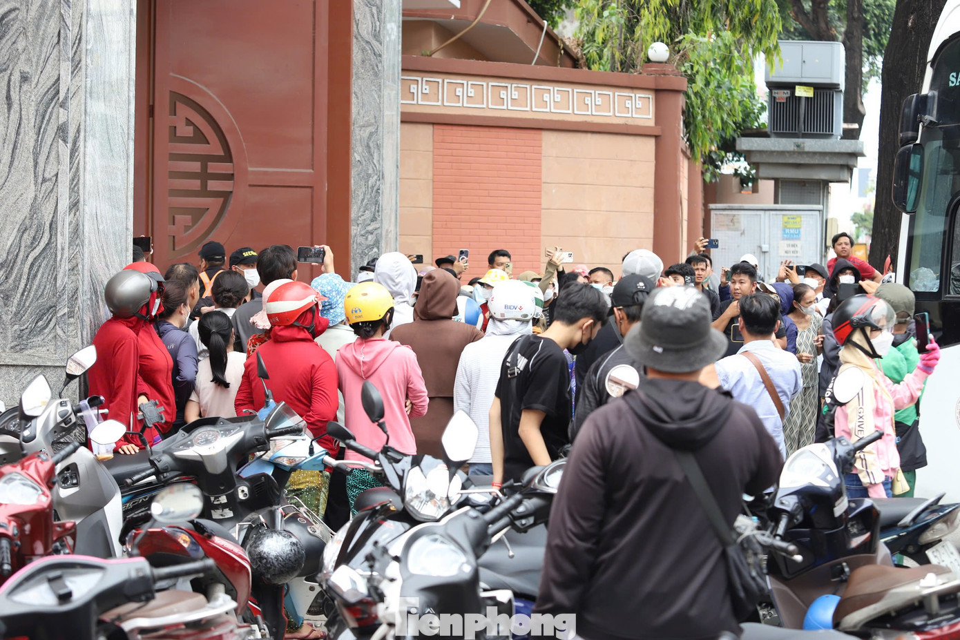 Từ 14h ngày 8/3 đến 12h ngày 9/3, lễ viếng NSƯT Quý Bình diễn ra tại Nhà tang lễ quốc gia phía Nam (quận Gò Vấp, TPHCM). Vào sáng 9/3, thay vì mở cửa đón khách, cổng chính của nhà tang lễ đóng kín do lo ngại người dân hiếu kỳ cùng các nhà sáng tạo nội dung xâm phạm không gian trang nghiêm bên trong.