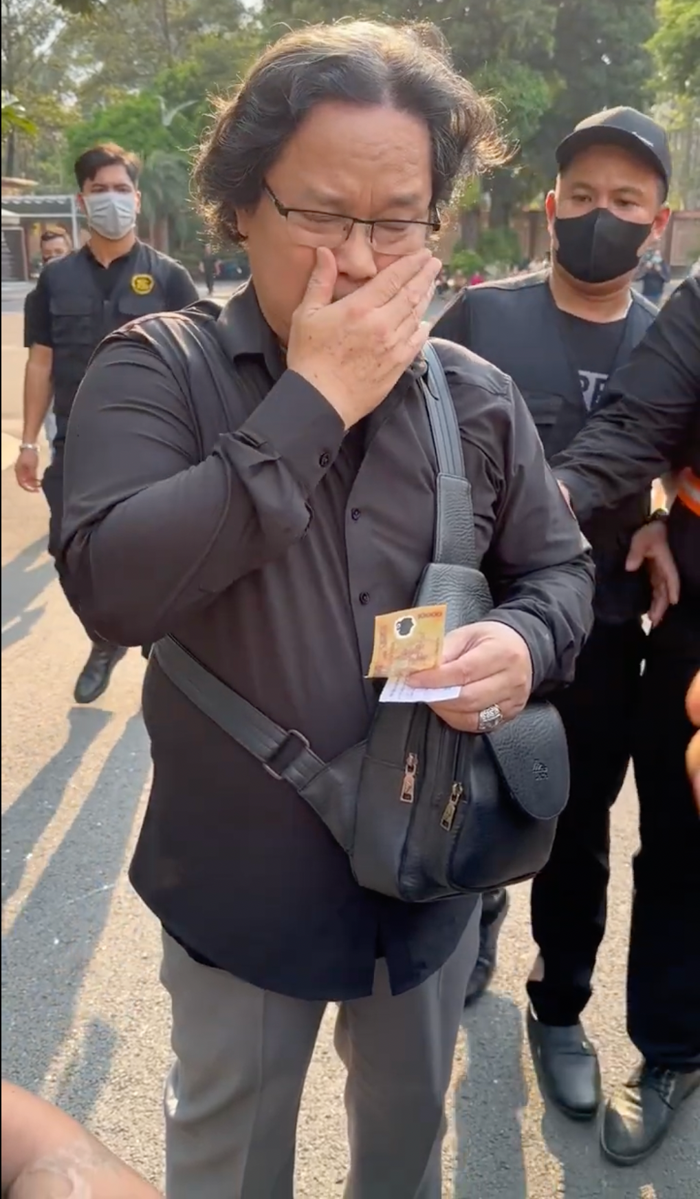 Diễn viên Công Hậu nghẹn ngào bên ngoài nơi tổ chức tang lễ. Anh cho biết sự ra đi của Quý Bình khiến anh bị sốc và tiếc nuối. Đối với anh, 42 tuổi là độ tuổi còn quá trẻ để rời xa nhân thế. Anh cũng khuyên mọi người quan tâm đến sức khỏe nhiều hơn.