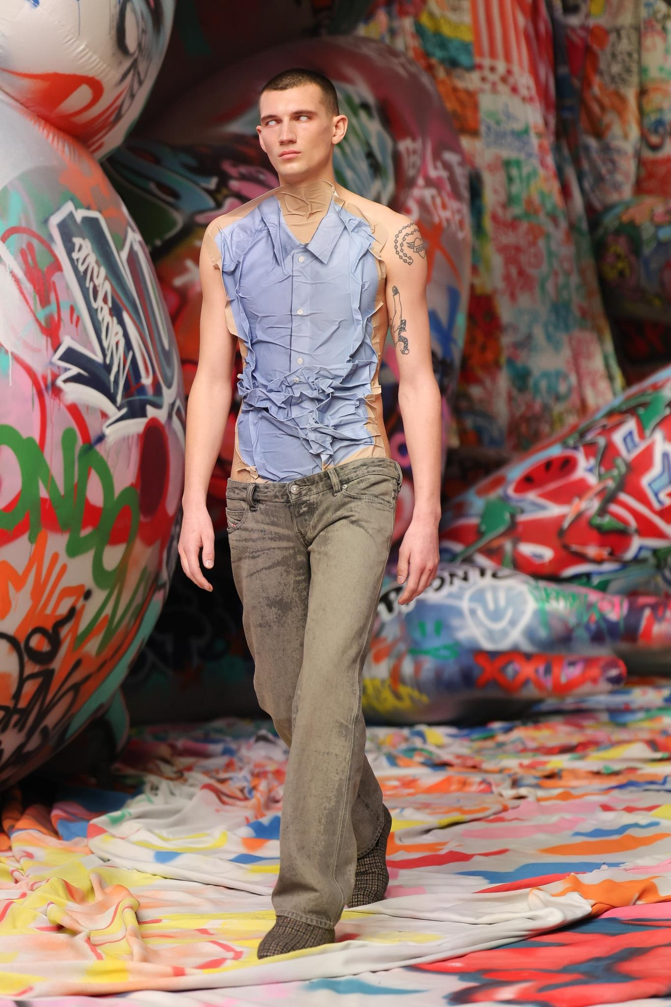 Diesel đưa quần jeans cạp trễ trở lại thế giới thời trang nhưng vấp phải sự phản đối từ cư dân mạng. Ảnh: Reuters/Getty Images. Diesel đưa quần jeans cạp trễ trở lại thế giới thời trang nhưng vấp phải sự phản đối từ cư dân mạng. Ảnh: Reuters/Getty Images.