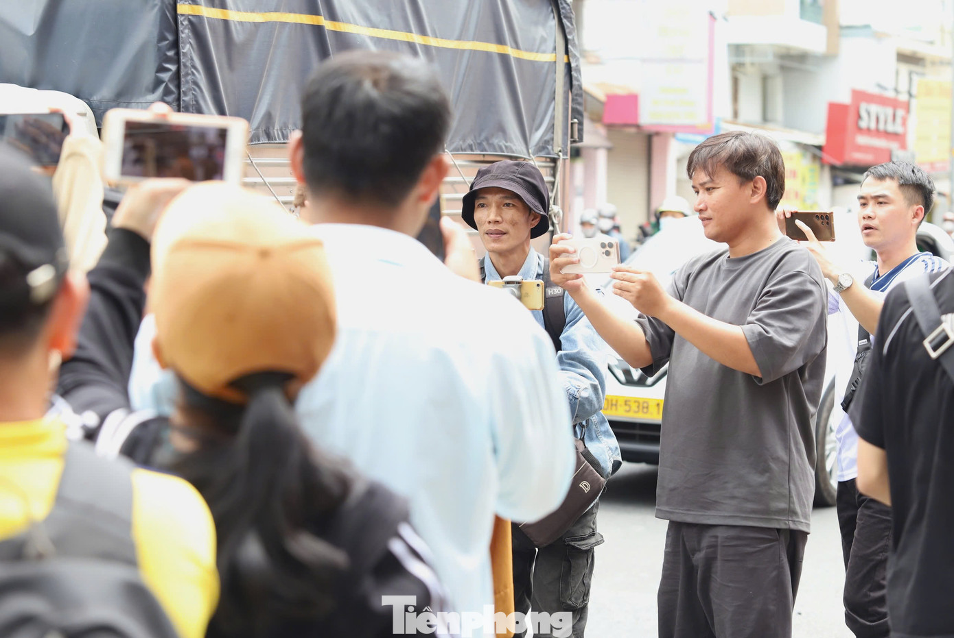 Những hình ảnh này gây bức xúc trong dư luận. Mọi người chỉ trích hành vi câu view trên nỗi đau của người khác là thiếu văn minh, vô cảm, không tôn trọng cả người đã khuất lẫn gia quyến. Khán giả bình luận: &quot;Người ta đặt biển cấm quay phim, chụp hình, livestream ngay vị trí dễ thấy, nhưng nhiều người giống như không có mắt. Họ không có sự tôn trọng nào cho Quý Bình hay gia đình anh. Đáng buồn cho thời đại câu view, câu like quá&quot;, &quot;Đúng thật là phiền hà&quot;, &quot;Nhiều người ý thức quá kém&quot;, &quot;Xin hãy hành xử văn minh hơn để người đã khuất được yên nghỉ&quot;...