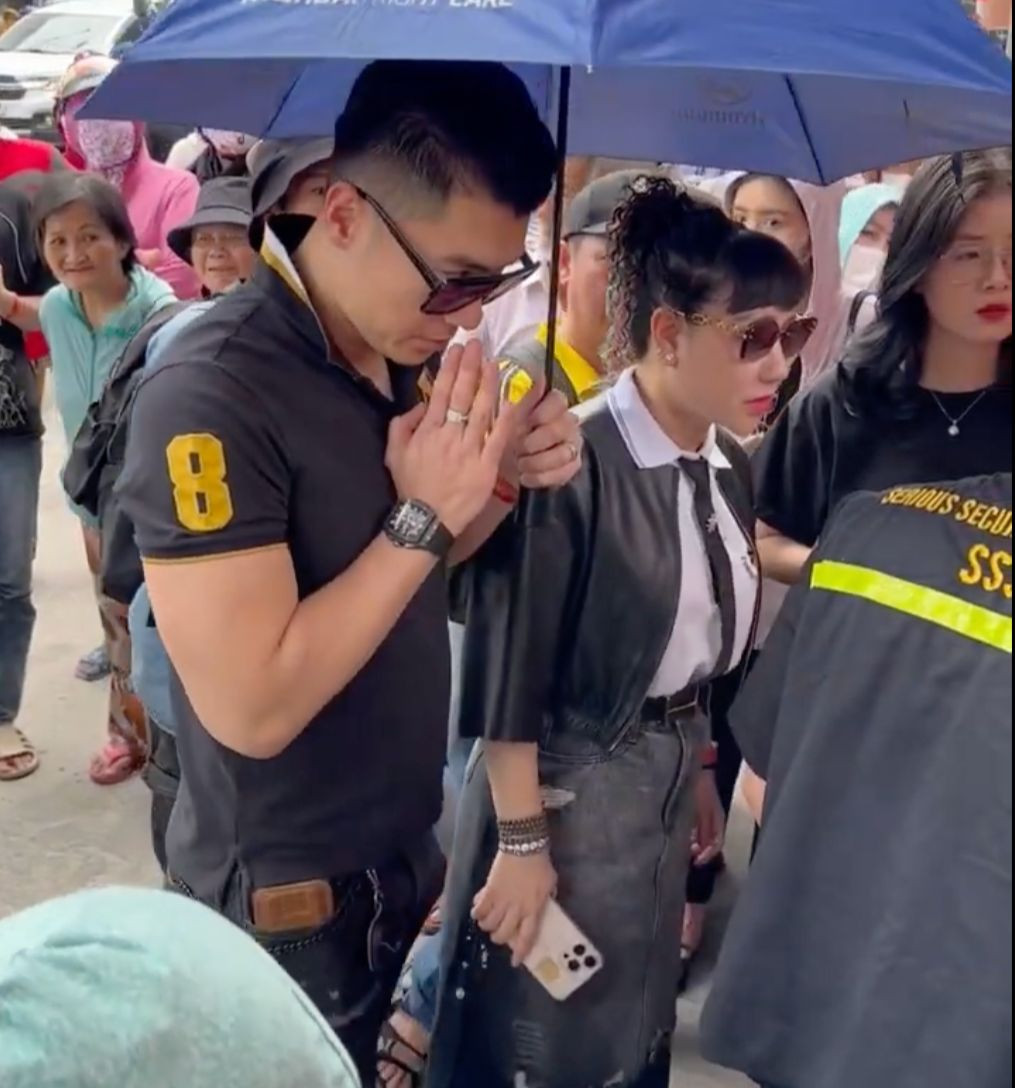 Diễn viên Trương Thành Nam len qua đám đông vào nhà tang lễ. Anh từ chối chia sẻ khi được hỏi về cảm xúc hiện tại.