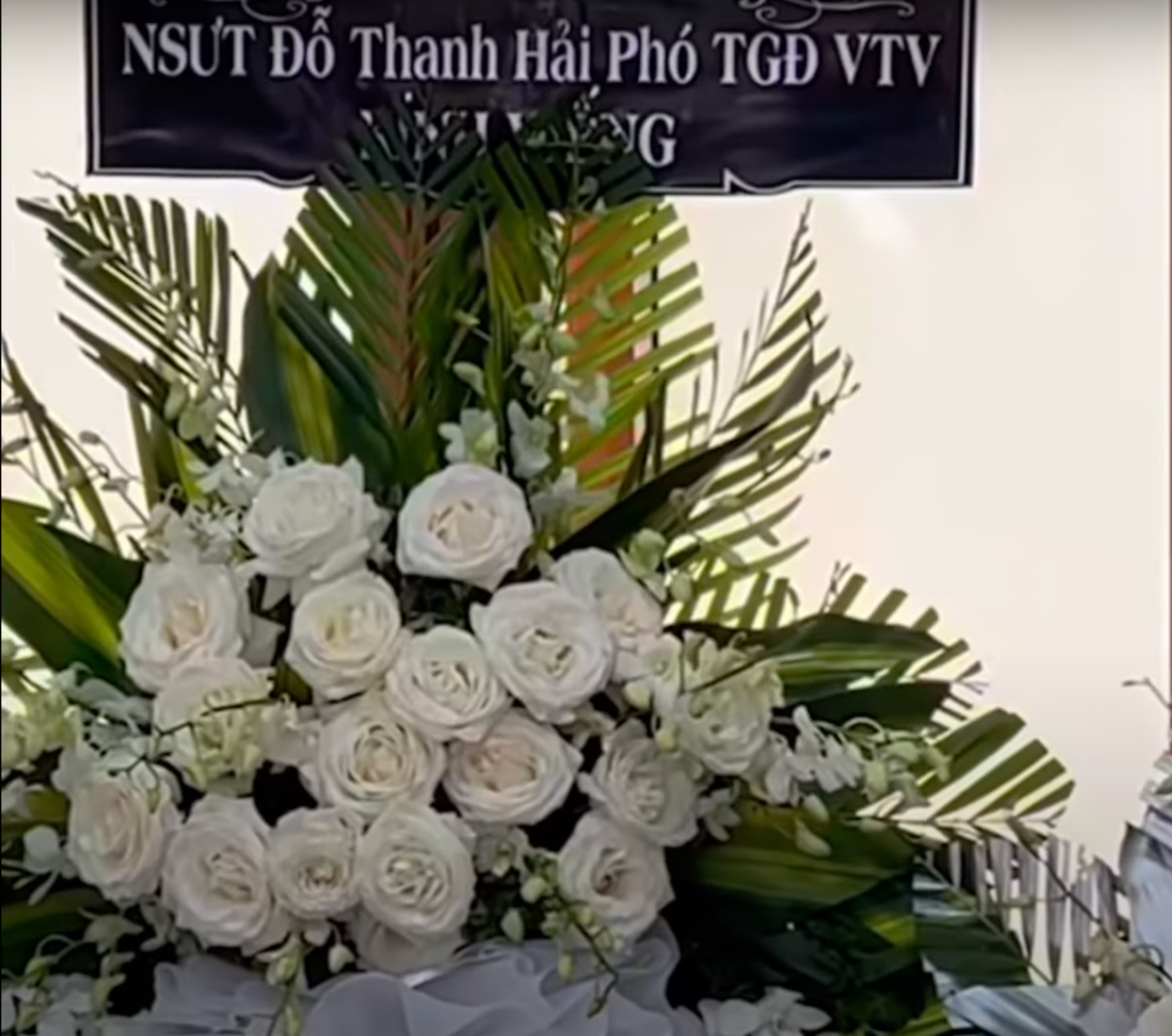 Nhiều nghệ sĩ Việt gửi vòng hoa đến tang lễ. Trước đó, trong cáo phó, gia đình cho biết không nhận vòng hoa hay phúng điếu.