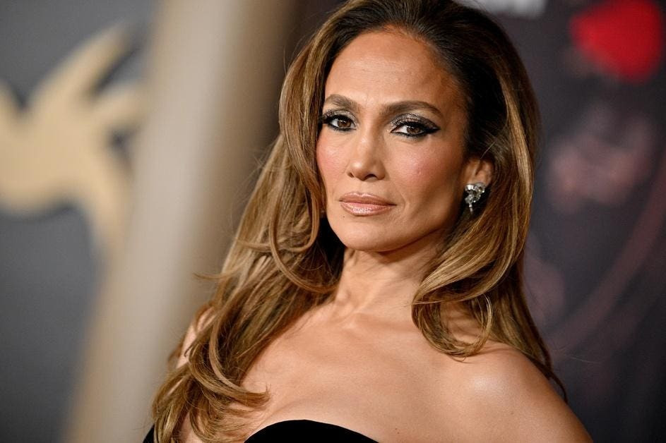 Jennifer Lopez được cho là tức giận, cảm thấy bị phản bội vì chồng cũ thân thiết quá mức với Garner. Ảnh: WireImage.