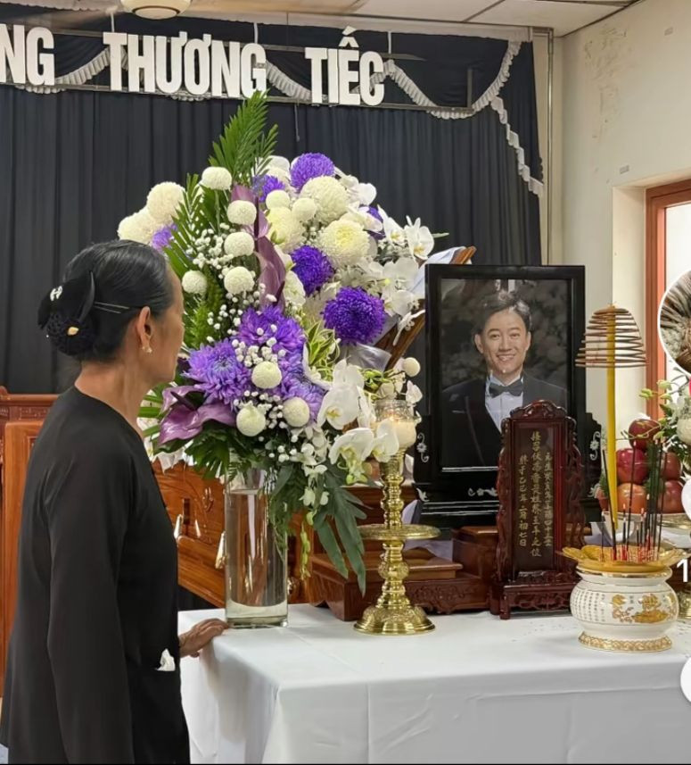 Trước đó, NSƯT Mỹ Uyên phải xin lỗi vì để lộ hình ảnh về nghệ sĩ Quý Bình khiến dư luận bức xúc. Cô cho biết chỉ muốn chia sẻ một chút hình ảnh cuối cùng của người em thân thiết, không cố tình thu hút sự chú ý.