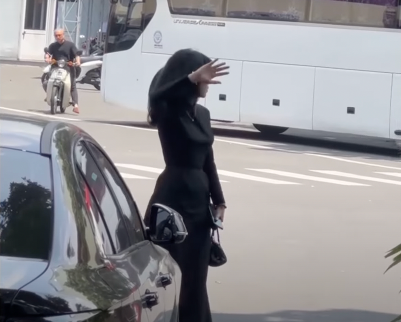 Trác Thúy Miêu trông thất thần bên ngoài nhà tang lễ. Cô cũng tỏ ra không thoải mái khi bị ghi hình.