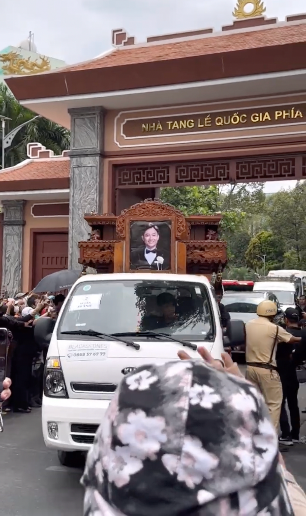 Theo đúng nguyện vọng của người đã khuất, gia đình hỏa táng nam diễn viên bạc mệnh tại Tháp Long Thọ, huyện Củ Chi, TPHCM, và tro cốt được rải ở biển Cần Giờ - nơi anh từng phục vụ với tư cách bộ đội biên phòng. Trước di ảnh chồng, chị Ngọc Tiền nhắn nhủ: &quot;Em sẽ nuôi dạy con thật tốt, có ích cho xã hội. Cảm ơn anh đã cho em cảm nhận hạnh phúc trên hành trình của mình. Ta đến với nhau bằng nụ cười rạng rỡ, ly biệt bằng dòng nước mắt nghẹn ngào. Yên nghỉ nhé, người thương&quot;.