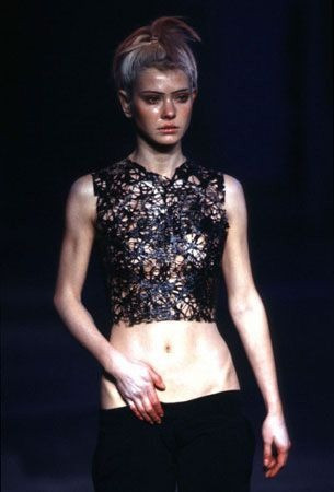 Kiểu quần trong bộ sưu tập Taxi Driver của Alexander McQueen vào năm 1993. Kiểu quần trong bộ sưu tập Taxi Driver của Alexander McQueen vào năm 1993.