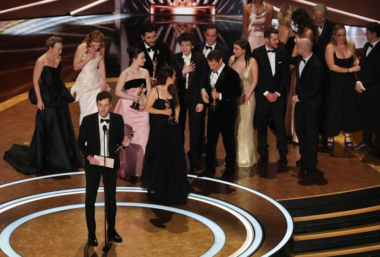 Đoàn phim Anora trên sân khấu nhận giải Phim hay nhất. Ảnh: Reuters.