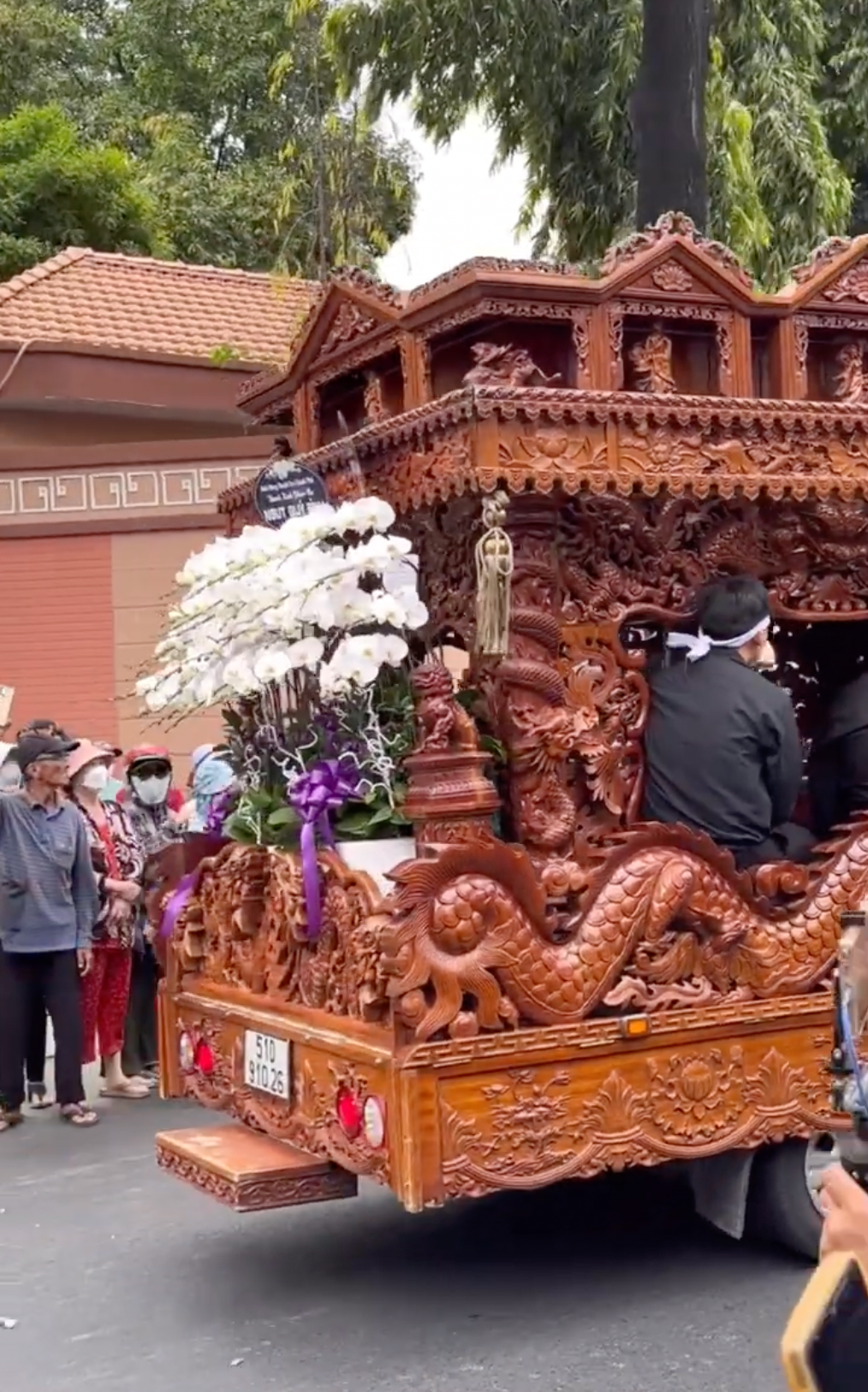 Theo đúng nguyện vọng của người đã khuất, gia đình hỏa táng nam diễn viên bạc mệnh tại Tháp Long Thọ, huyện Củ Chi, TPHCM, và tro cốt được rải ở biển Cần Giờ - nơi anh từng phục vụ với tư cách bộ đội biên phòng. Trước di ảnh chồng, chị Ngọc Tiền nhắn nhủ: &quot;Em sẽ nuôi dạy con thật tốt, có ích cho xã hội. Cảm ơn anh đã cho em cảm nhận hạnh phúc trên hành trình của mình. Ta đến với nhau bằng nụ cười rạng rỡ, ly biệt bằng dòng nước mắt nghẹn ngào. Yên nghỉ nhé, người thương&quot;.