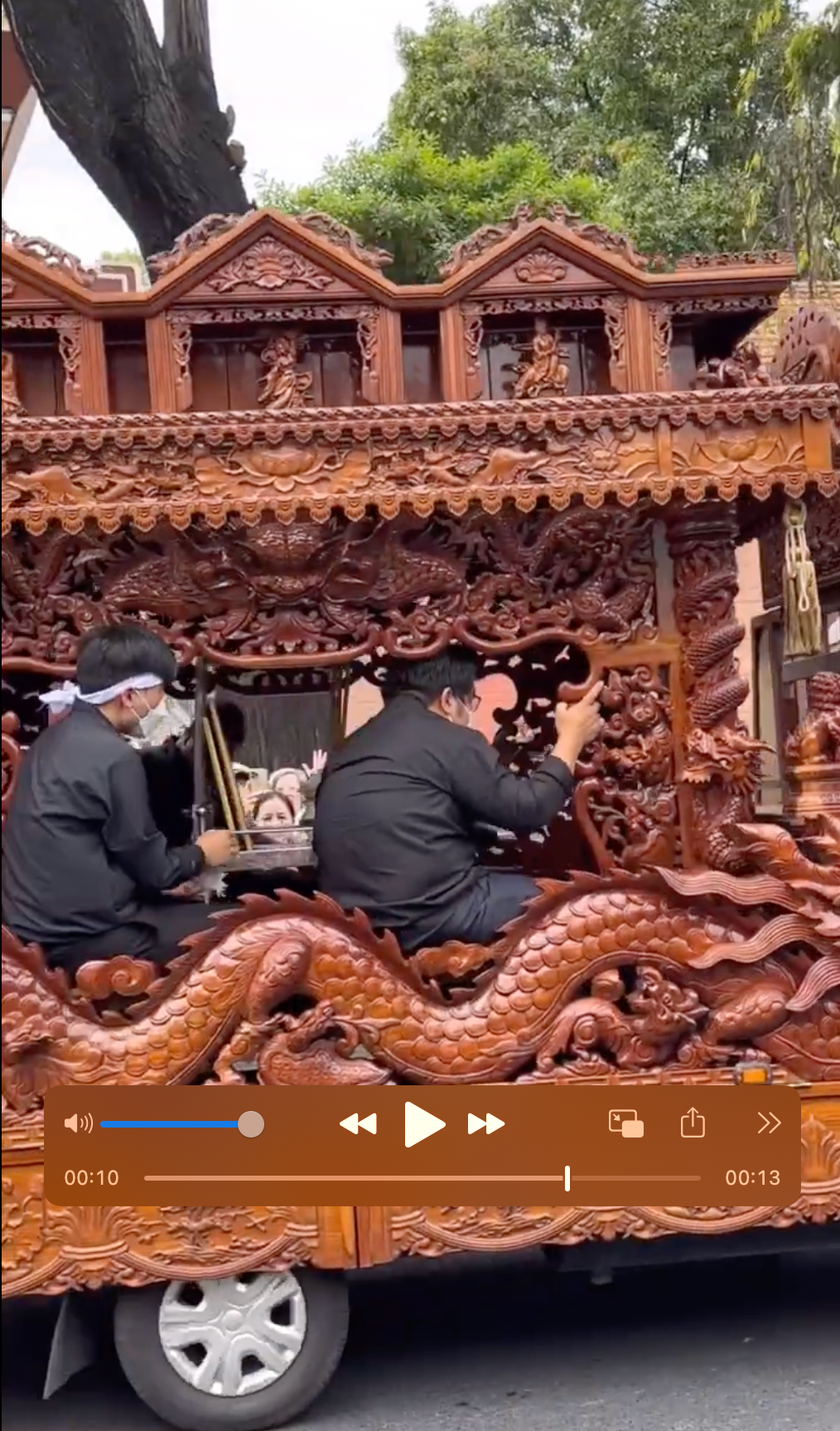 Theo đúng nguyện vọng của người đã khuất, gia đình hỏa táng nam diễn viên bạc mệnh tại Tháp Long Thọ, huyện Củ Chi, TPHCM, và tro cốt được rải ở biển Cần Giờ - nơi anh từng phục vụ với tư cách bộ đội biên phòng. Trước di ảnh chồng, chị Ngọc Tiền nhắn nhủ: &quot;Em sẽ nuôi dạy con thật tốt, có ích cho xã hội. Cảm ơn anh đã cho em cảm nhận hạnh phúc trên hành trình của mình. Ta đến với nhau bằng nụ cười rạng rỡ, ly biệt bằng dòng nước mắt nghẹn ngào. Yên nghỉ nhé, người thương&quot;.