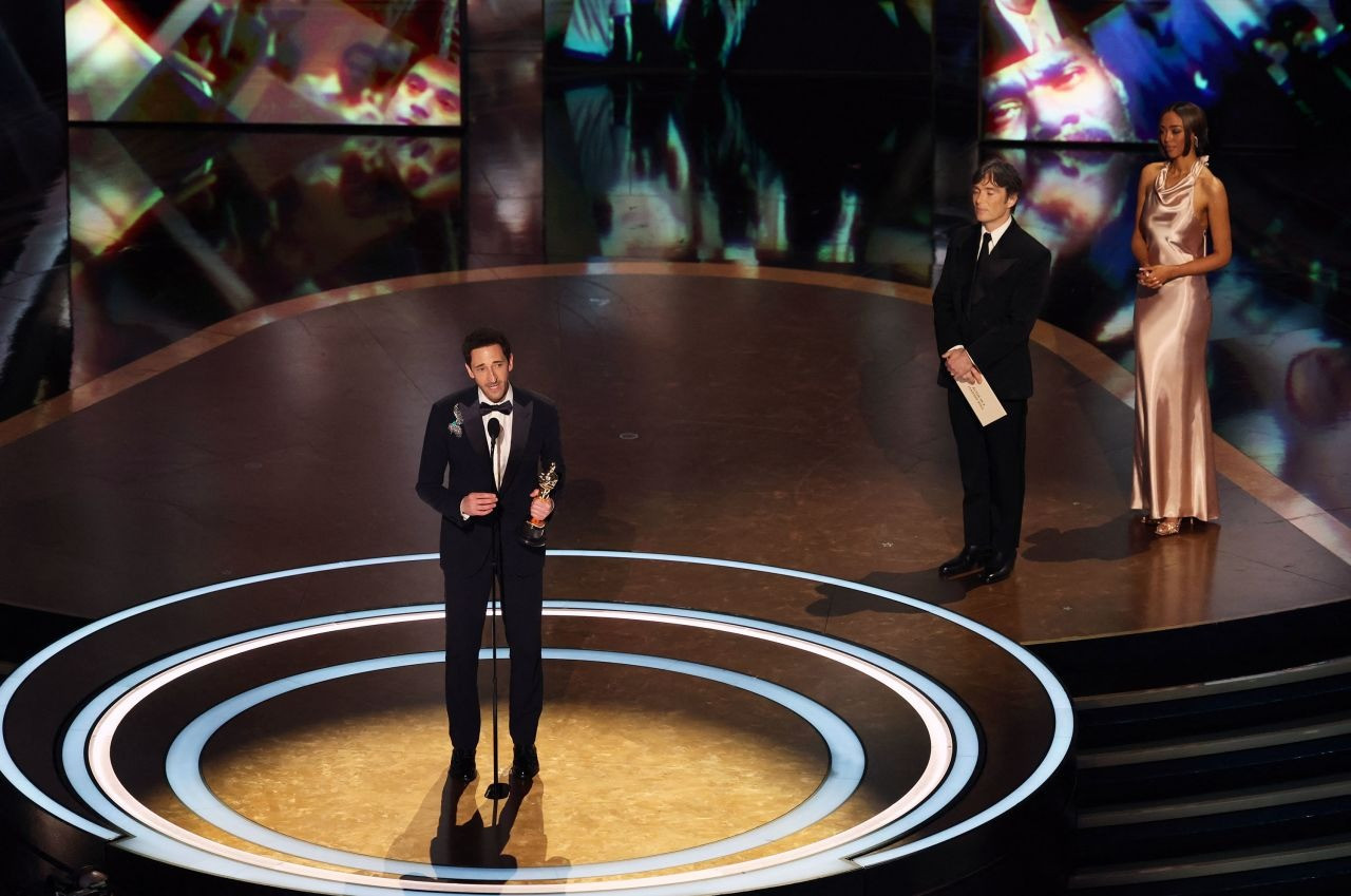 Adrien Brody trên sân khấu nhận giải. Ảnh: Reuters.