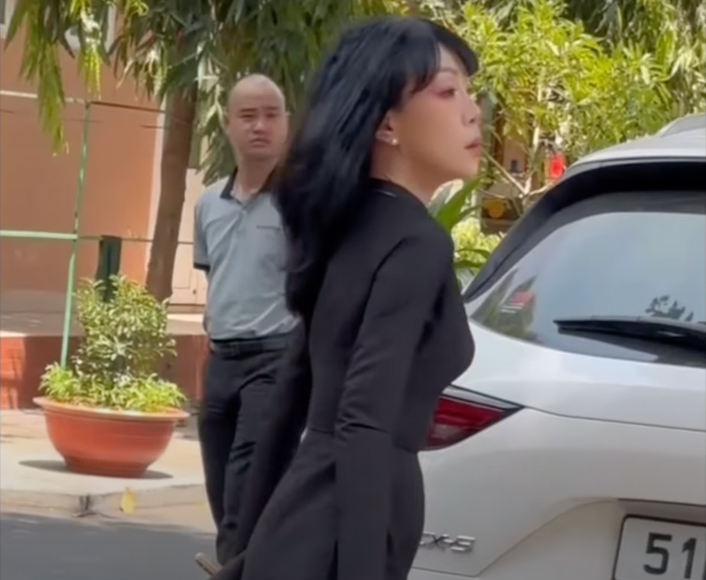 Trác Thúy Miêu trông thất thần bên ngoài nhà tang lễ. Cô cũng tỏ ra không thoải mái khi bị ghi hình.