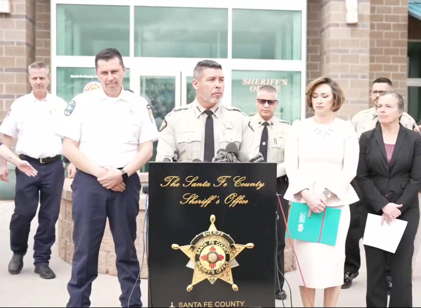 Cảnh sát tổ chức họp báo công bố kết quả giám định y khoa về cái chết của Gene Hackman và vợ. Ảnh: Santa Fe County Sheriff. Cảnh sát tổ chức họp báo công bố kết quả giám định y khoa về cái chết của Gene Hackman và vợ. Ảnh: Santa Fe County Sheriff.