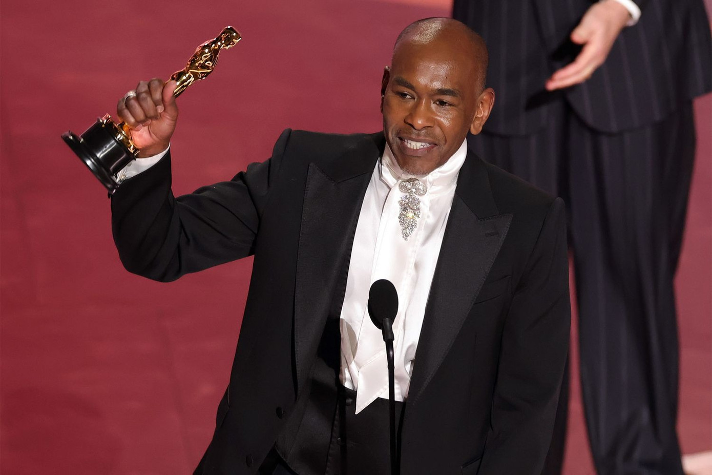 Paul Tazewell giơ cao tượng vàng mang tính lịch sử. Ảnh: Getty Images.